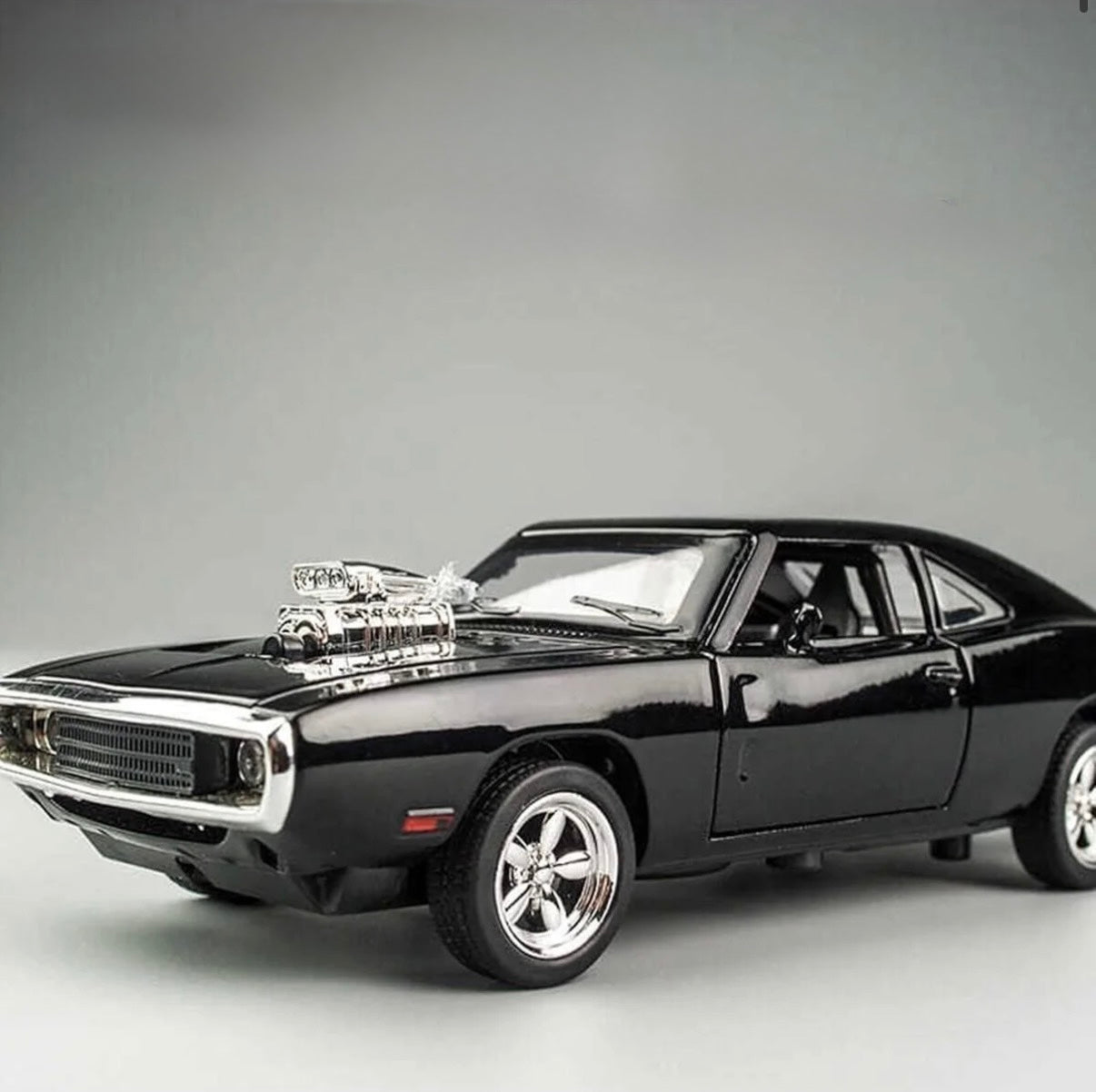 سيارة دودج تشارجر فاست آند فيوريوس 7 بمقياس 1:24، أبواب معدنية قابلة للفتح، أضواء وامضة وموسيقى